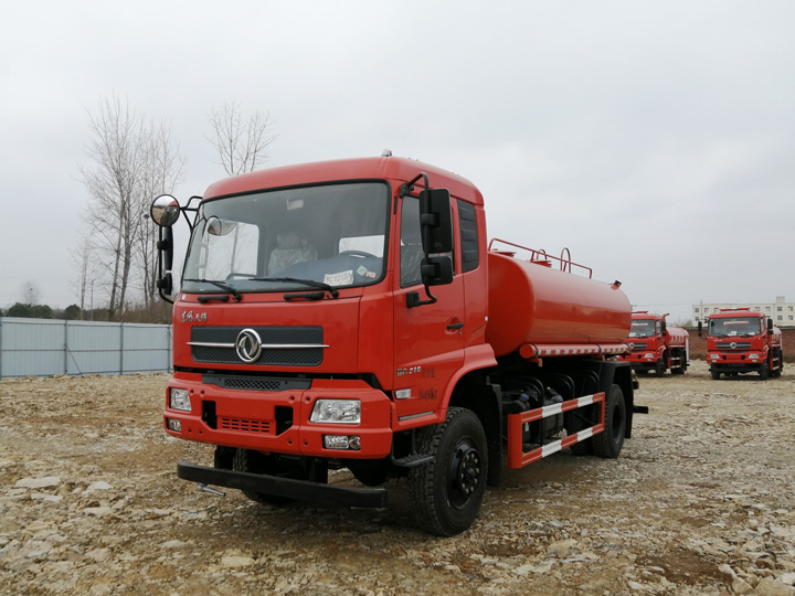 東風四驅9噸綠化噴灑車  一路前行，未來可期